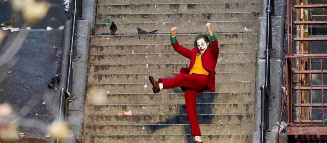 «Τζόκερ»: Κουζουλαίνει το διαδίκτυο τραγουδώντας... κρητικά (βίντεο)